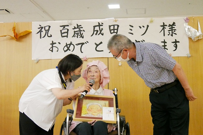 芦別市百歳祝品贈呈式