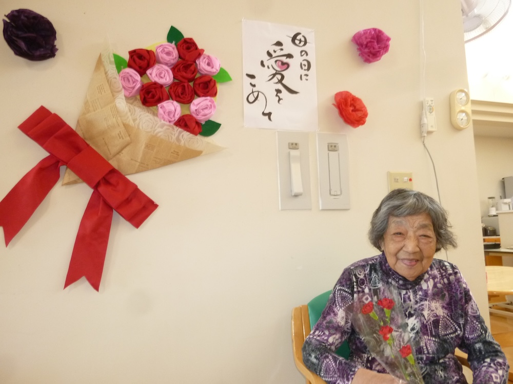 大きな花束に笑顔